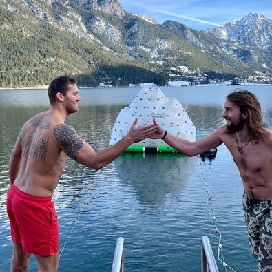 Vor dem Sprung ins kalte Nass erhalten die Teilnehmer des Events Silvesterschwimmen eine Schockkühlung.