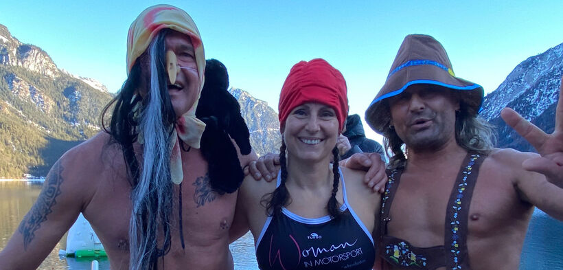 Ein Gruppenfoto der verkleideten Teilnehmer des Silvesterschwimmens am Achensee in Pertisau.