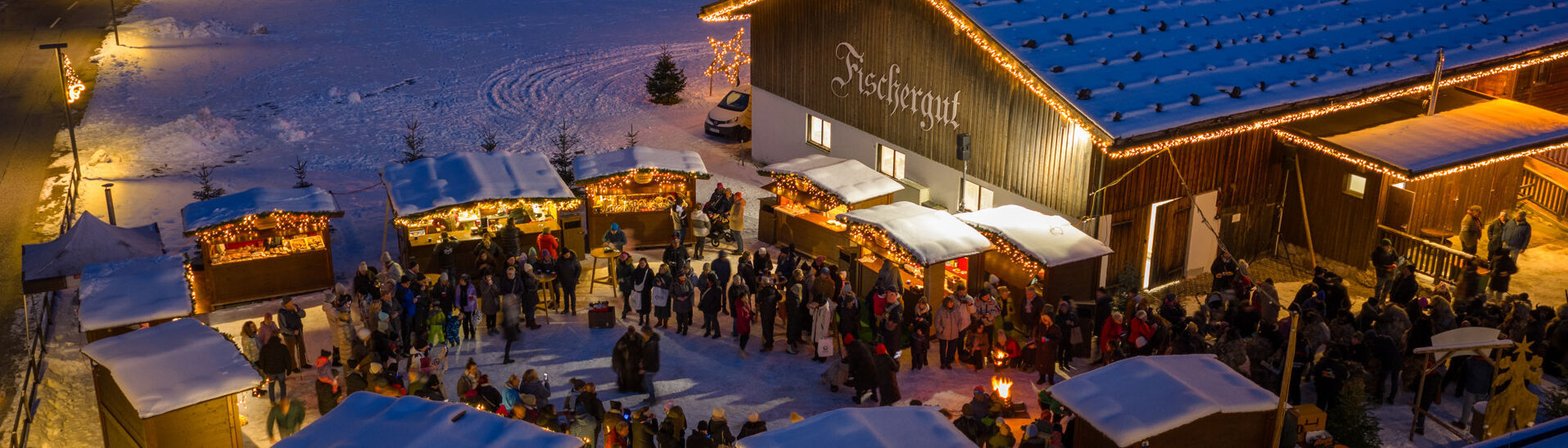 Bergadvent beim Fischergut Der Weihnachtsmarkt beim Fischergut erstrahlt im Lichterglanz und ist von Schnee umgeben. Zahlreiche Besucher genießen dort die Vorweihnachtszeit.