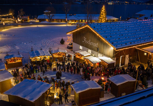 Bergadvent beim Fischergut Der Weihnachtsmarkt beim Fischergut erstrahlt im Lichterglanz und ist von Schnee umgeben. Zahlreiche Besucher genießen dort die Vorweihnachtszeit.