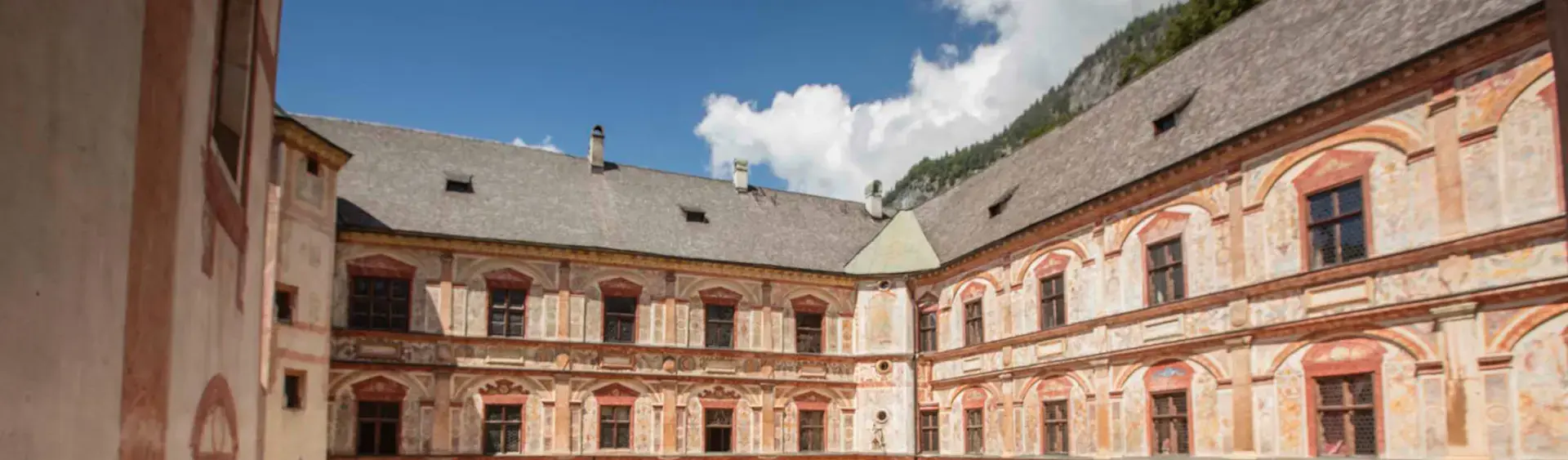 Schloss Tratzberg Der Innenhof des Märchenschlosses Tratzberg bei Schönwetter. Es thront nahe Schwaz hoch über dem Tal.