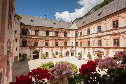 Der Innenhof des Märchenschlosses Tratzberg bei Schönwetter. Es thront nahe Schwaz hoch über dem Tal.