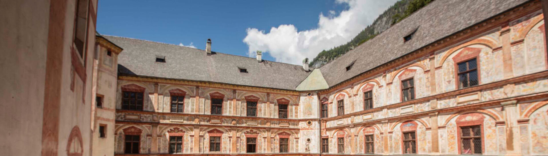 Der Innenhof des Märchenschlosses Tratzberg bei Schönwetter. Es thront nahe Schwaz hoch über dem Tal.