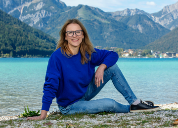 Daniela Steinmann von Achensee Tourismus am Seeufer in Maurach am Achensee.