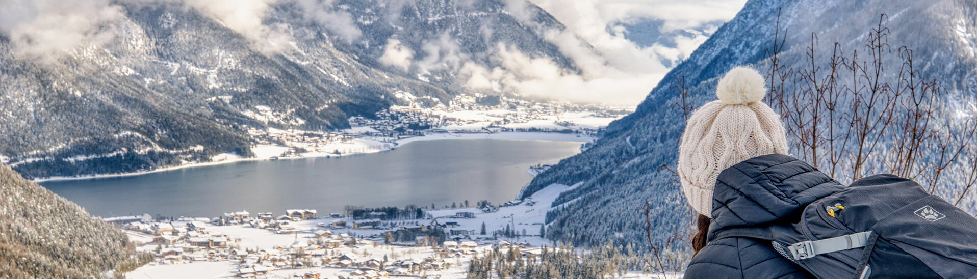 Blick auf die verschneite Region Achensee Der Blick schweift über die verschneite Landschaft von Pertisau und den Achensee bis nach Maurach.