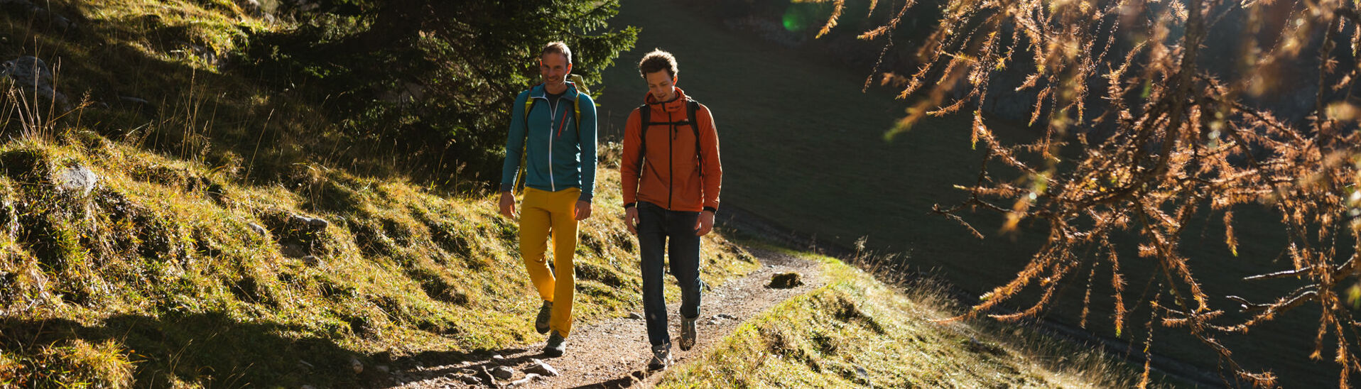 Herbstzeit im Rofangebirge Zwei Bergsportler erkunden das Rofangebirge in der herbstlichen Zeit.