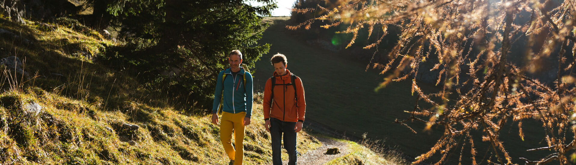 Herbstzeit im Rofangebirge Zwei Bergsportler erkunden das Rofangebirge in der herbstlichen Zeit.