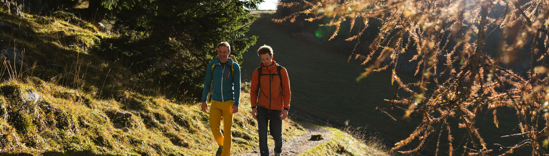 Herbstzeit im Rofangebirge Zwei Bergsportler erkunden das Rofangebirge in der herbstlichen Zeit.