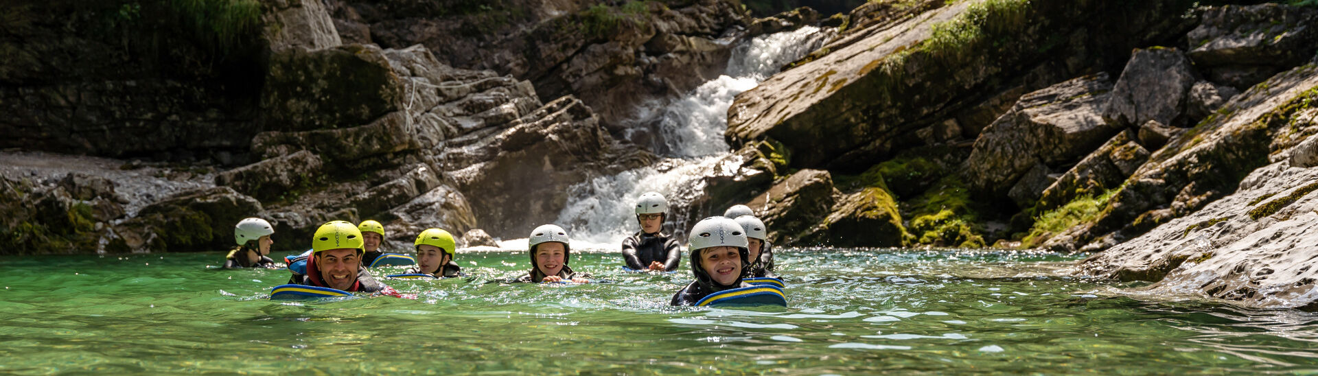Beim Achensee Jugendprogramm schwimmen, springen und durchwandern Kinder die schönsten Schluchten der Ferienregion Achensee.