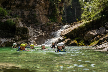 Beim Achensee Jugendprogramm schwimmen, springen und durchwandern Kinder die schönsten Schluchten der Ferienregion Achensee.
