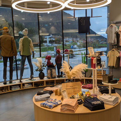 Der Atoll Achensee SHOP in Maurach am Achensee bietet ein breites Sortiment.