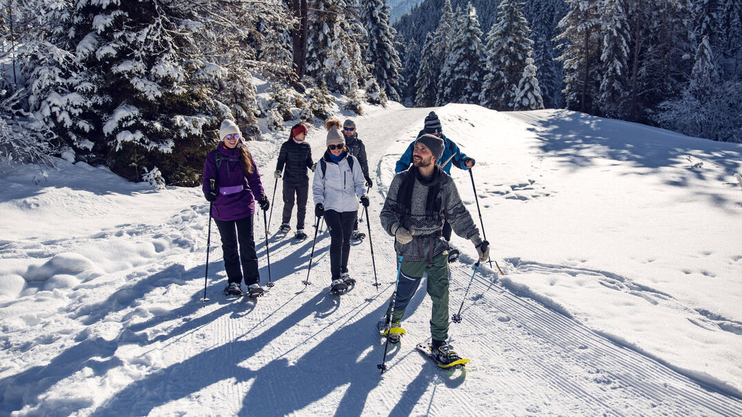 Bei einer geführten Wanderung in die Karwendeltäler erlebt eine Gruppe einen herrlichen Wintertag und erkundet die Region mit Schneeschuhen.