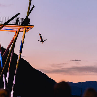 Beim Event Chill & Jump stürzen sich die besten Cliff Diver mit abenteuerlichen Manövern vom Hochsteg in Pertisau in den Achensee.