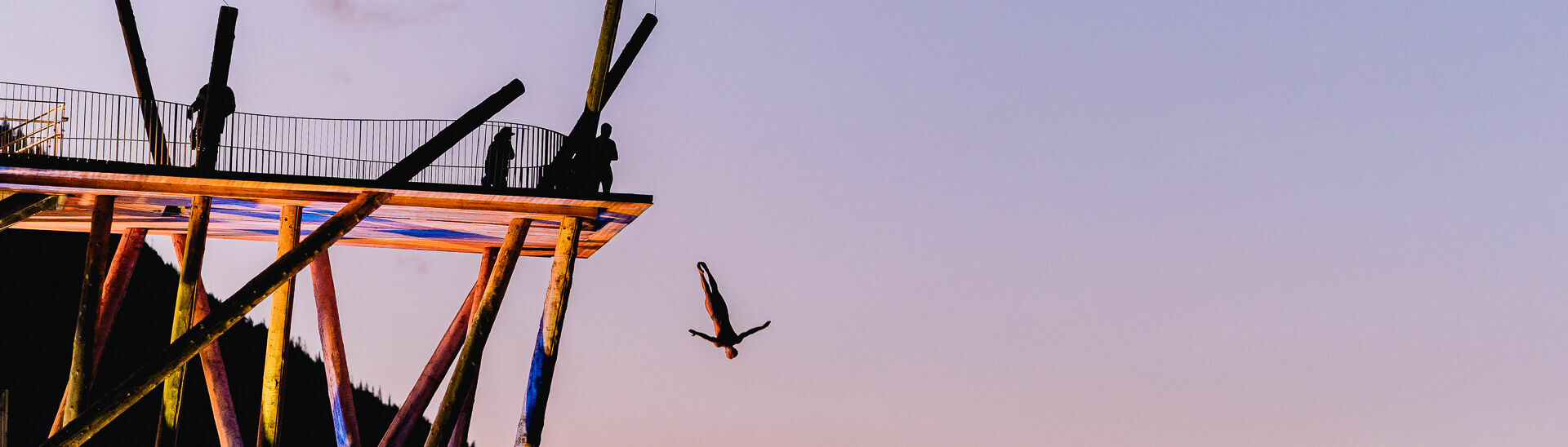Chill & Jump #achensee Beim Event Chill & Jump stürzen sich die besten Cliff Diver mit abenteuerlichen Manövern vom Hochsteg in Pertisau in den Achensee.