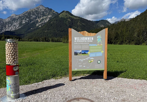 Entdeckerpfad Pertisau Der Entdeckerpfad Pertisau startet mit einer Willkommenstafel und einem Kugelautomaten.
