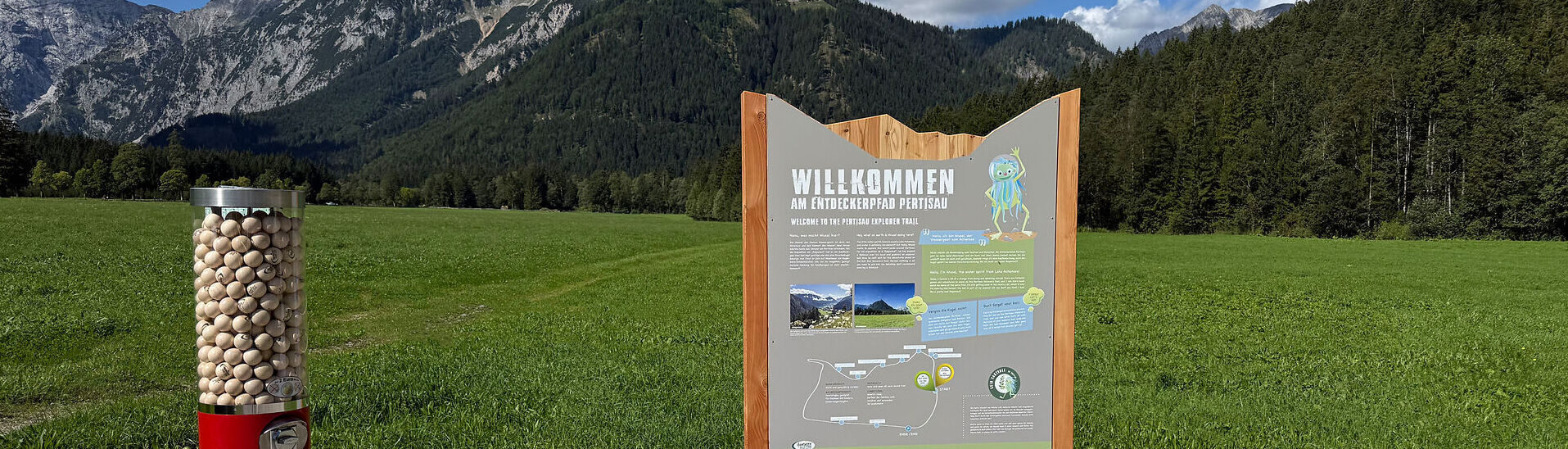 Der Entdeckerpfad Pertisau startet mit einer Willkommenstafel und einem Kugelautomaten.
