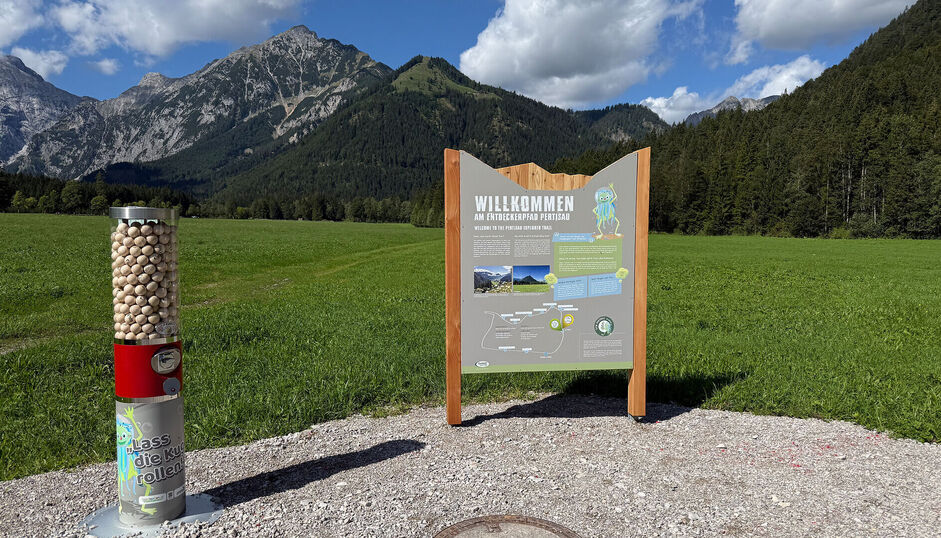 Der Entdeckerpfad Pertisau startet mit einer Willkommenstafel und einem Kugelautomaten.