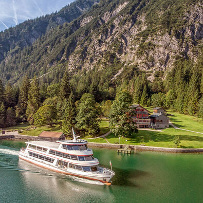 Der Mariensteig, mit einer Einkehrmöglichkeit in die Gaisalm, führt von Achenkirch bis nach Pertisau am Achensee. Auf diesem Bild macht die Achenseeschifffahrt gerade ihre Runde.