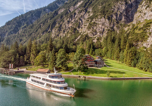 Der Mariensteig, mit einer Einkehrmöglichkeit in die Gaisalm, führt von Achenkirch bis nach Pertisau am Achensee. Auf diesem Bild macht die Achenseeschifffahrt gerade ihre Runde.