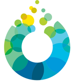 Logo von Atoll Achensee, das aus bunten, überlappenden Kreisen in verschiedenen Blau-, Grün- und Gelbtönen besteht. Der Schriftzug „Atoll“ steht in großer, blauer Schrift darunter, gefolgt von „Achensee“, ebenfalls in dunkler Schrift. Das Design vermittelt ein Gefühl von Wasser und Natur.