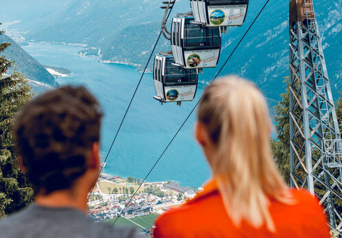 Hoch hinaus gondeln Ein Pärchen genießt im Sommer die Aussicht vom Zwölferkopf auf den Achensee. Sie sind mit der Karwendel-Bergbahn hinaufgefahren.