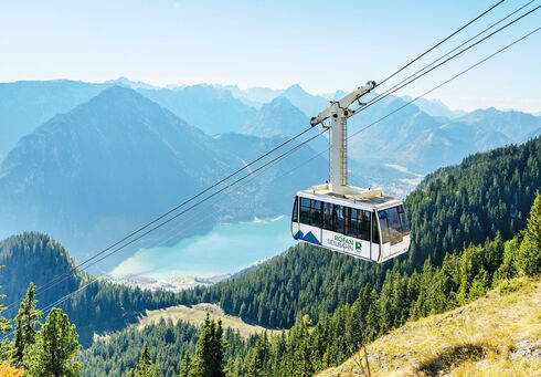 Rofan Seilbahn Die Rofan Seilbahn fährt in Richtung Bergstation vor atemberaubender Kulisse.