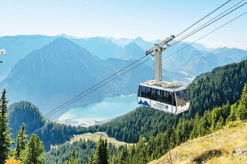 Die Rofan Seilbahn fährt in Richtung Bergstation vor atemberaubender Kulisse.