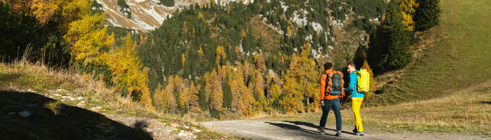 Zwei Kletterer sind auf dem Weg zur Grauwand.