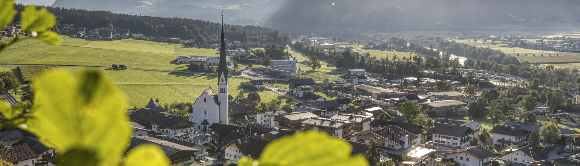Die Morgensonne lässt das Dörfchen Wiesing hell erstrahlen.
