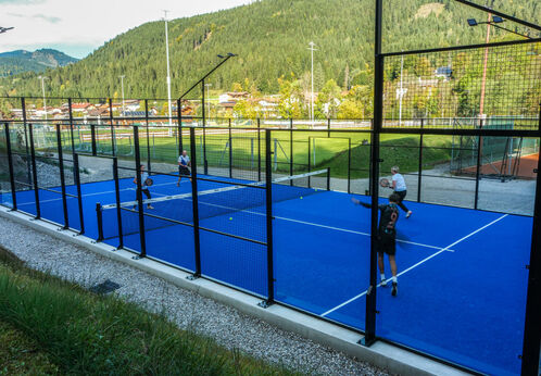 Tennis, Squash & Padelplätze Vier Spieler liefern sich ein spannendes Match auf dem Padelplatz in Achenkirch am Achensee.