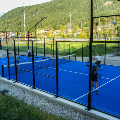 Vier Spieler liefern sich ein spannendes Match auf dem Padelplatz in Achenkirch am Achensee.