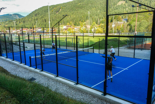 Padelplatz in Achenkirch Vier Spieler liefern sich ein spannendes Match auf dem Padelplatz in Achenkirch am Achensee.