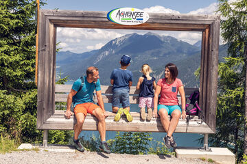 Sommerzeit ist Familienzeit - Die Landschaft am Zwölferkopf im Karwendelgebirge lädt zu einem Familienausflug ein.