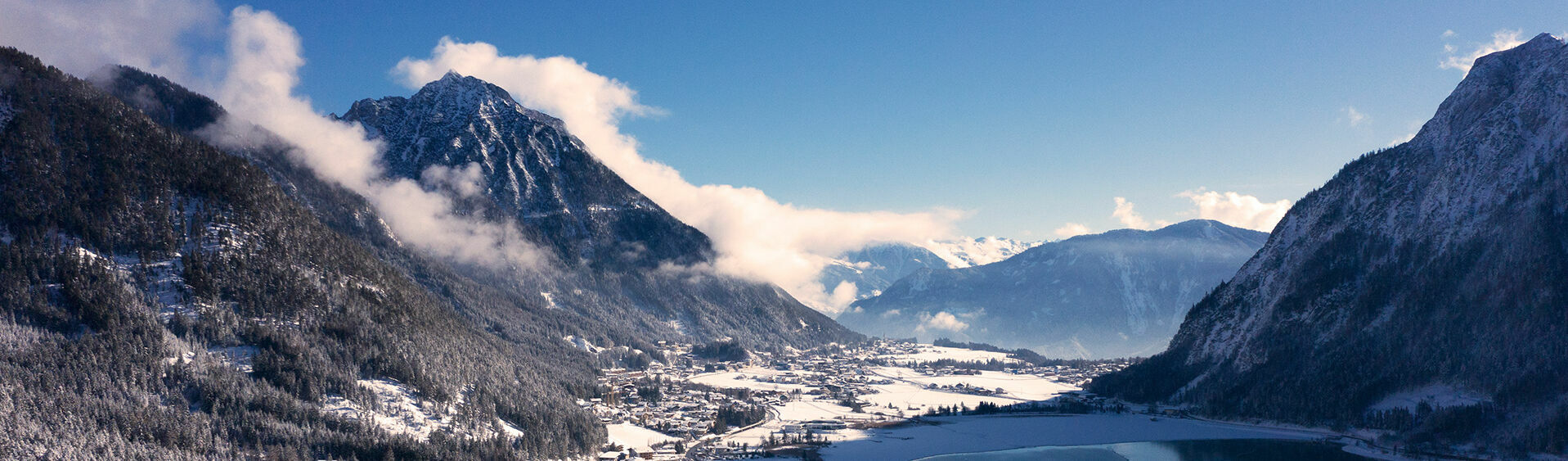 Der Neuschnee verzaubert den Achensee und die Dörfer der Region in ein echtes Winterwunderland. 