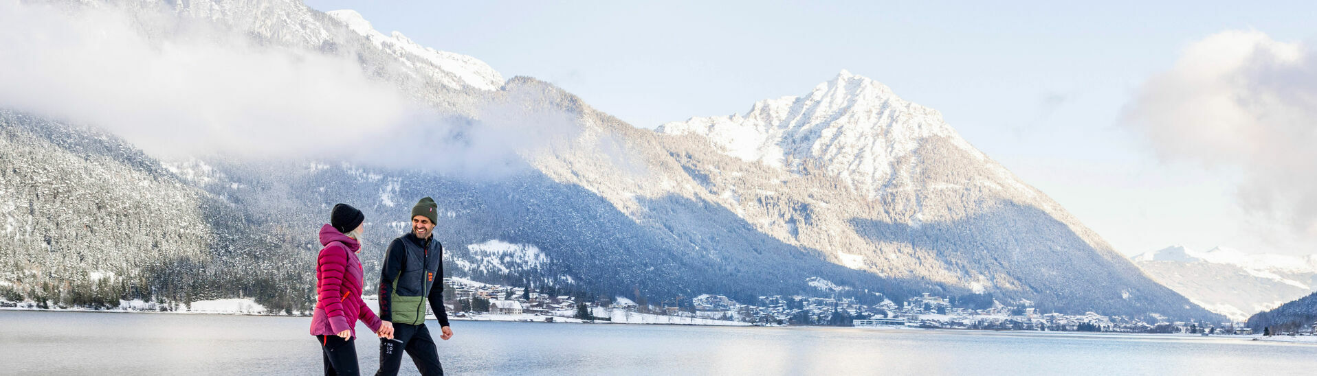 Winterspaziergang in Pertisau am Achensee Ein Paar genießt bei einem Spaziergang die Winterlandschaft am Achensee. Im Hintergrund Maurach und das Ebner Joch.