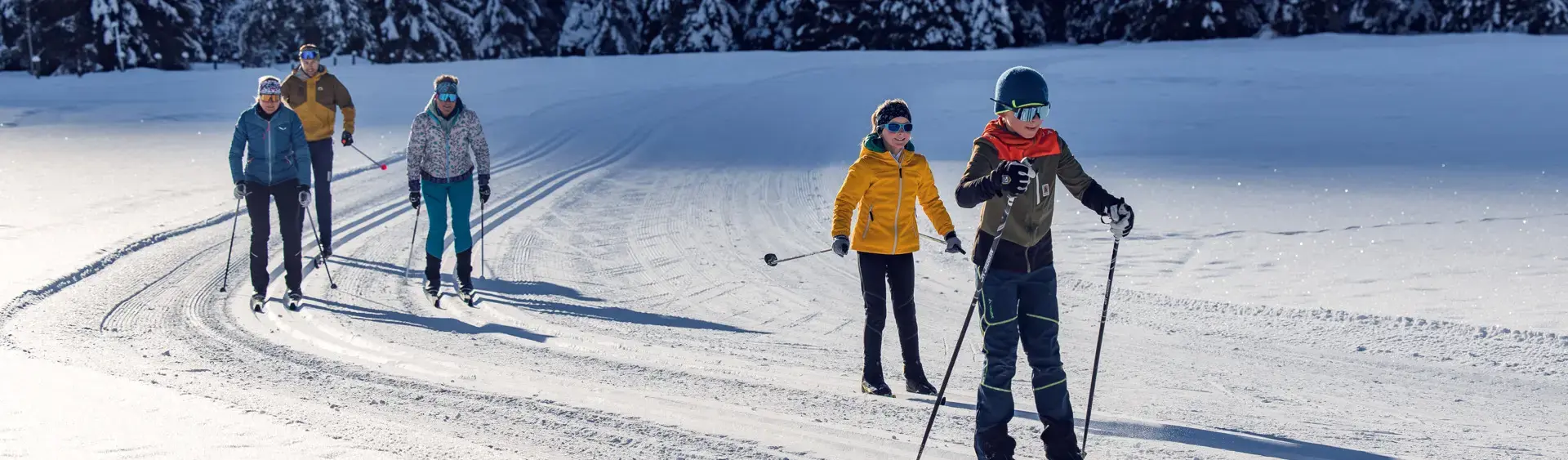 Langlaufen mit der Familie in den Karwendeltälern Eine Familie erlebt bei strahlendem Sonnenschein einen herrlichen Langlauftag in den Karwendeltälern.
