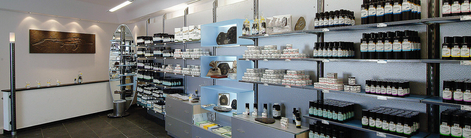 Nach einem Rundgang im Museum können sich Gäste alle Produkte rund um das Steinöl im Shop des Vitalbergs in Pertisau am Achensee kaufen.