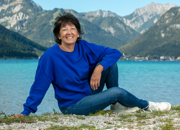Martina Eberharter von Achensee Tourismus am Seeufer in Maurach am Achensee.