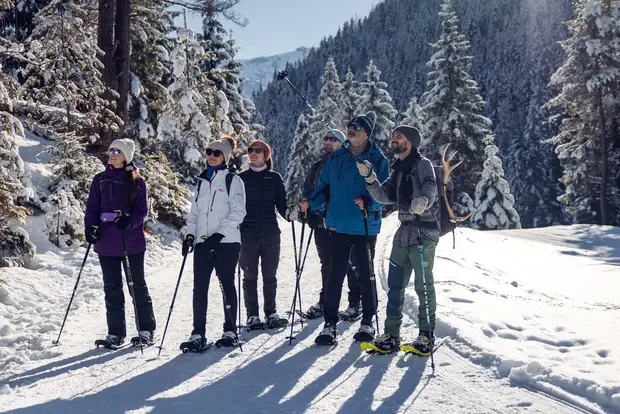 Schneeschuhwandern im Naturpark Karwendel Bei einer geführten Wanderung in die Karwendeltäler erlebt eine Gruppe einen herrlichen Wintertag und erkundet die Region mit Schneeschuhen.