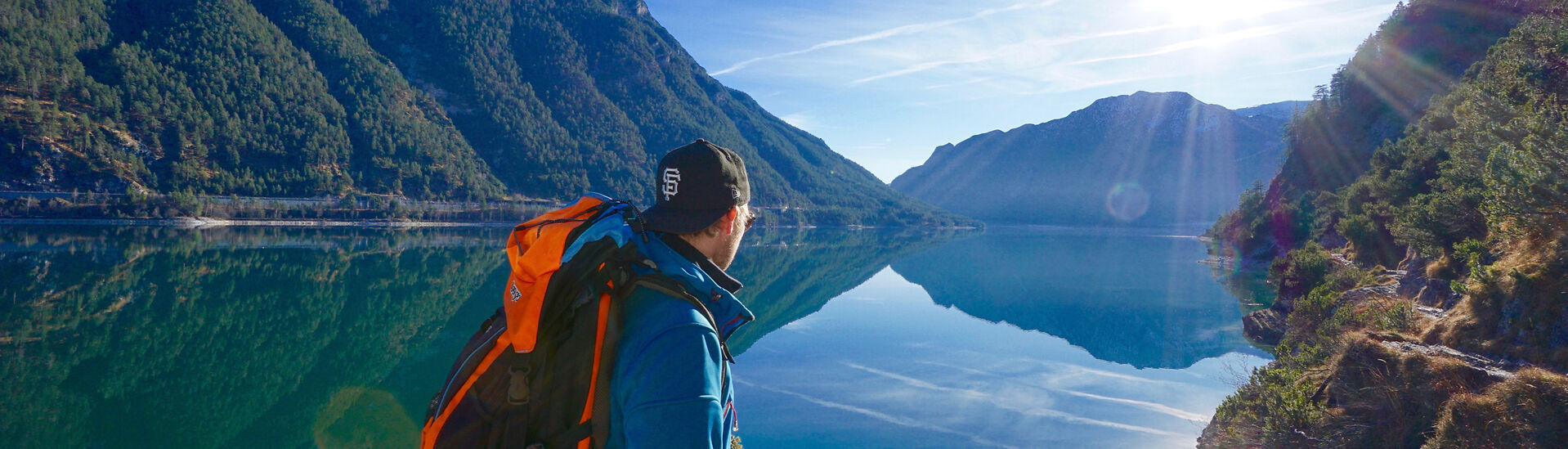 Wandern am Gaisalmsteig am Achensee Der Gaisalmsteig bietet einen unglaublichen Panoramablick über den Achensee und die Berglandschaft. /// The Gaisalm trail offers incredible panoramic vistas of Lake Achensee and its surrounding mountains.