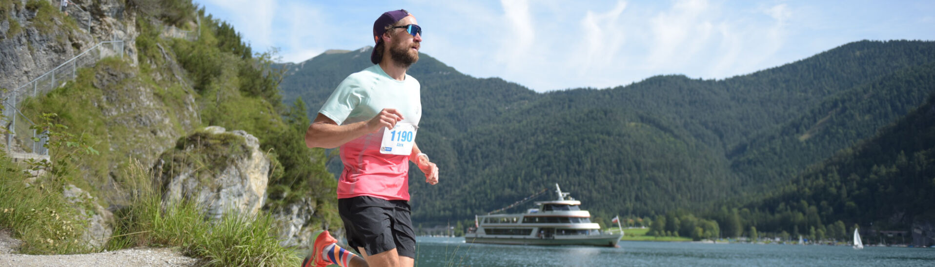 Achenseelauf Ein Teilnehmer auf der Trail-Strecke des Achenseelaufs. Im Hintergrund ist die Achenseeschifffahrt zu sehen.