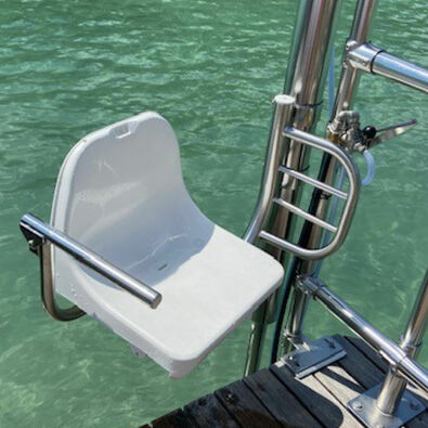 Ein Barrierefreier Seezugang am Achenseeufer.