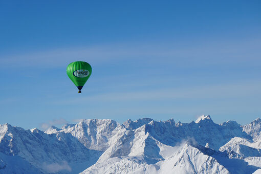 Mit dem Heißluftballon über die Winterlandschaft des Karwendelgebirges schweben und das Gebiet somit aus der Vogelperspektive erleben.