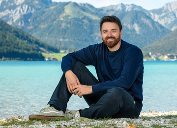 Paul Pfister von Achensee Tourismus am Seeufer in Maurach am Achensee.