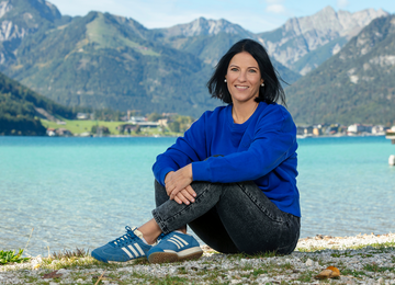 Christine Hauser von Achensee Tourismus am Seeufer in Maurach am Achensee.