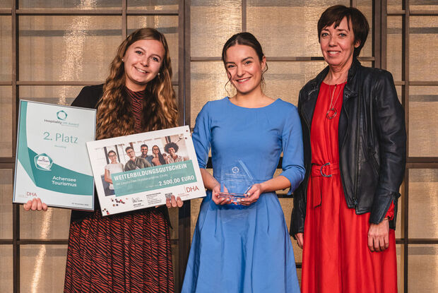 Logo von "Job-Life Achensee" mit dem Slogan „arbeiten – leben – kraft tanken“. Der Text verkündet die Nominierung für den Hospitality HR Award als „Top Arbeitgeber Hotel & Gastro“ von der Deutschen Hotelakademie.