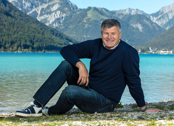 Martin Tschoner von Achensee Tourismus am Seeufer in Maurach am Achensee.