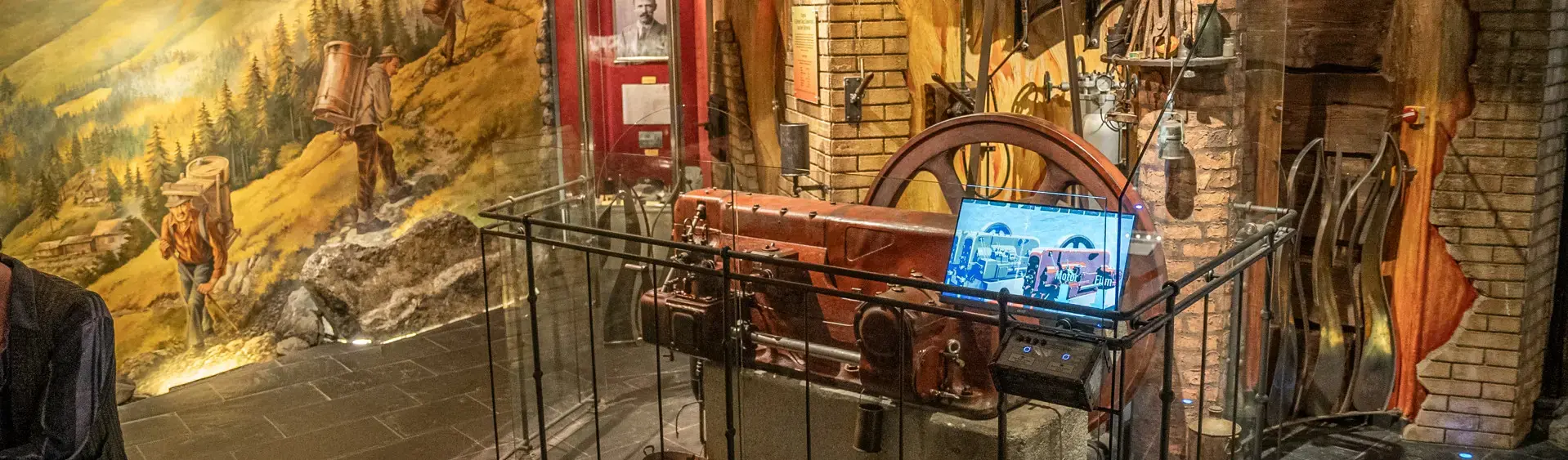 Das Bild zeigt eine historische Maschine in einem der Ausstellungsräume des Tiroler Steinöl Vitalbergs in Pertisau am Achensee.