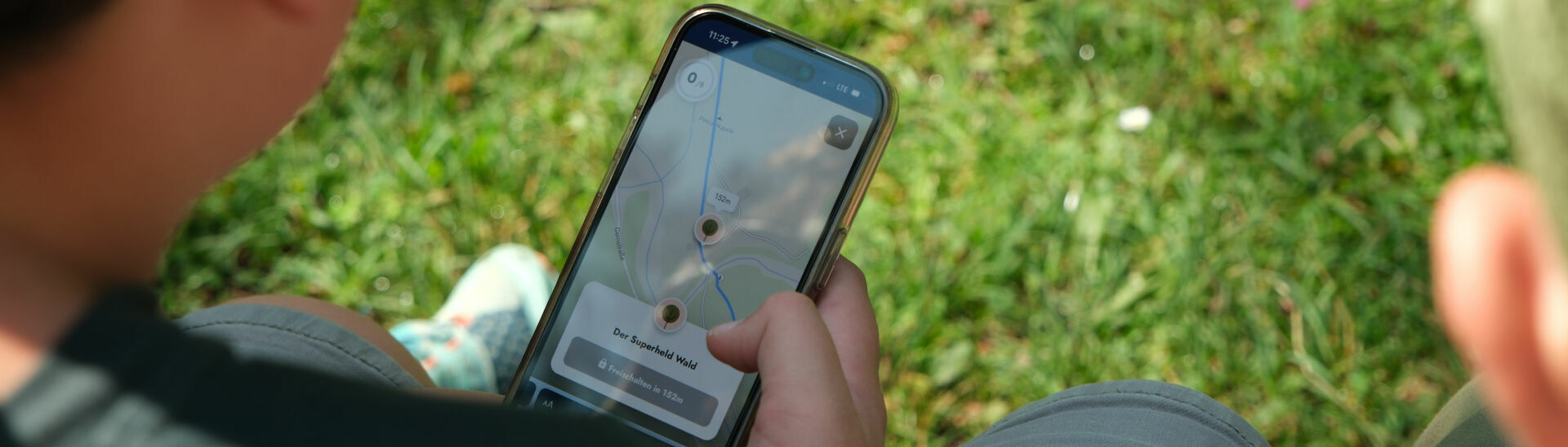 Achensee Natur Erlebnispfad Eine Familie erkundet spielerisch mit dem Handy die wundersame Welt der Fauna und Flora des Naturparks Karwendel auf dem „Achensee Natur Erlebnispfad“.