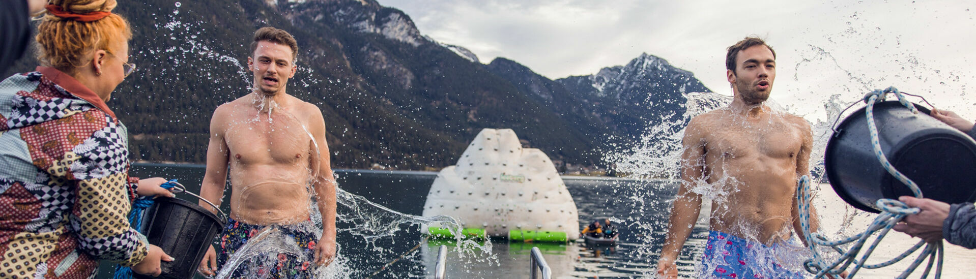 Vor dem Sprung ins kalte Nass erhalten die Teilnehmer des Events Silvesterschwimmen eine Schockkühlung.